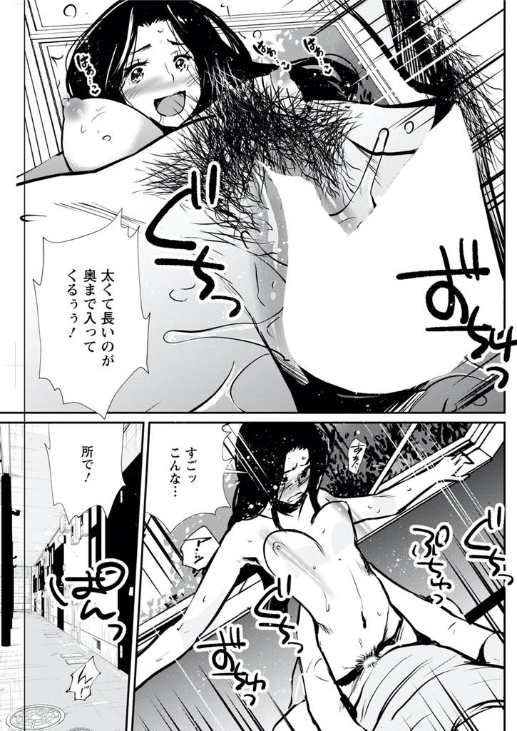 【エロ漫画】主婦生活に退屈を感じ始め同じアパートの男の視線を惹くような格好で誘惑する巨乳人妻...下着も付けずTシャツ一枚でお尻を突き出して誘い徹夜明けで臭いチンポをお口で綺麗にしてあげアパートの廊下で浮気中出しセックス【シオマネキ:薄恋】